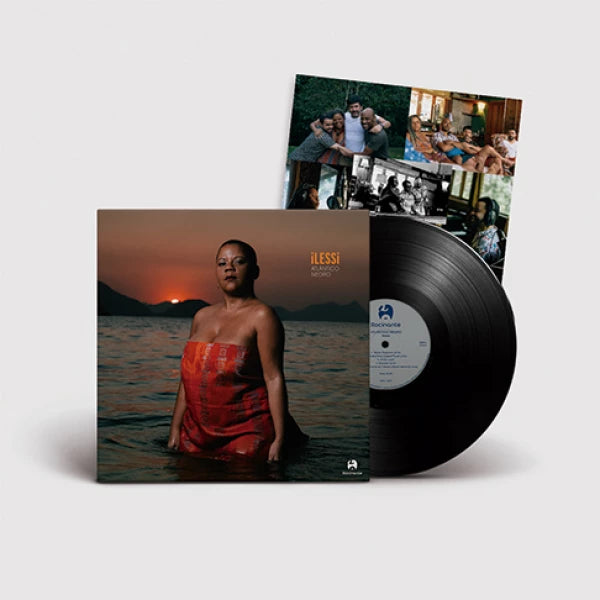 LP Atlântico Negro de ILESSI com capa do álbum, disco de vinil preto e encarte com colagem de fotografias dos músicos e momentos de gravação (disco de vinil).