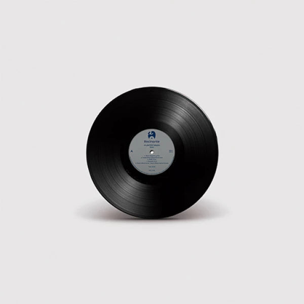 Disco de vinil preto do álbum Atlântico Negro de ILESSI com rótulo central branco e azul contendo informações da edição (disco de vinil).