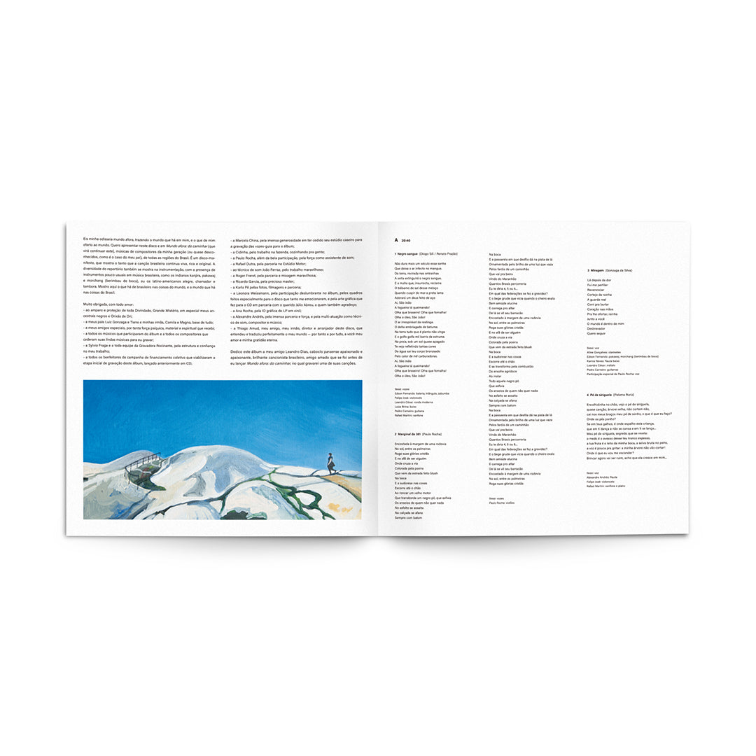 Encarte aberto do álbum Mundo agora: meada com letras das músicas, textos editoriais e reprodução de pintura em paisagem litorânea.