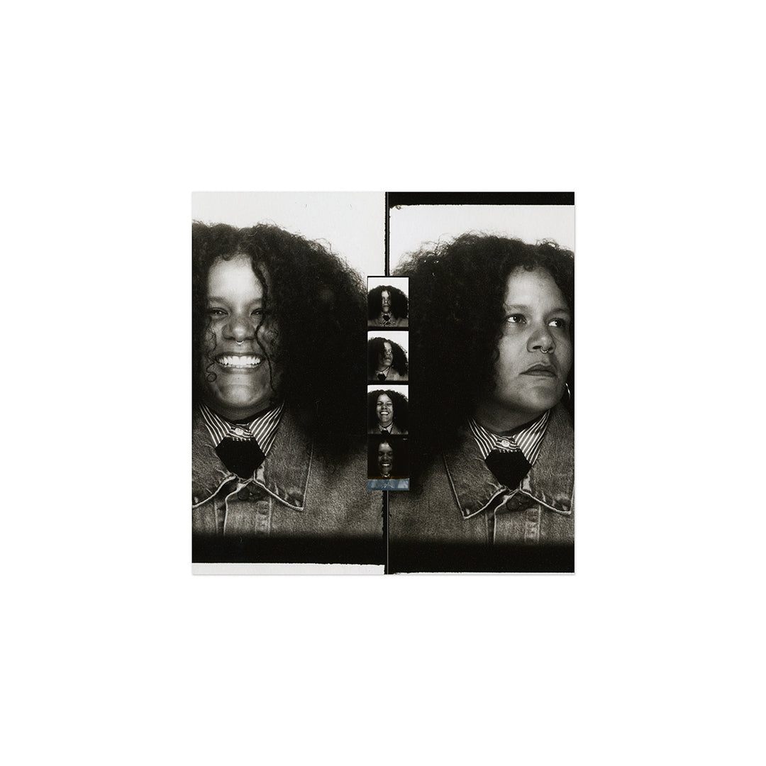 Encarte do LP Big Buraco de Jadsa com retratos em preto e branco da artista em diferentes poses e expressões distribuídos em composição fotográfica (disco de vinil).