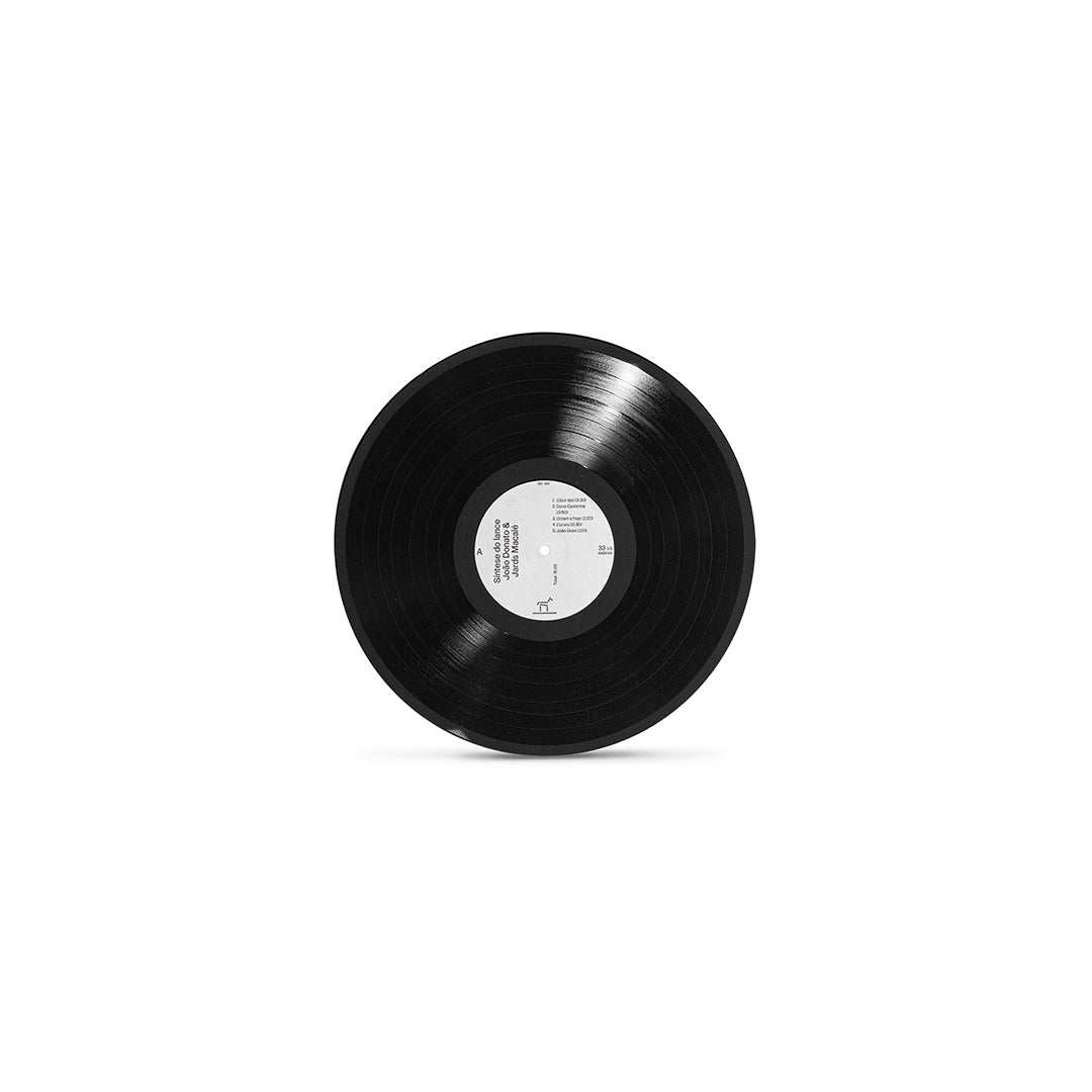 Disco de vinil de "Síntese do Lance" de João Donato e Jards Macalé, fora da capa, com o selo central visível e sulcos do LP
