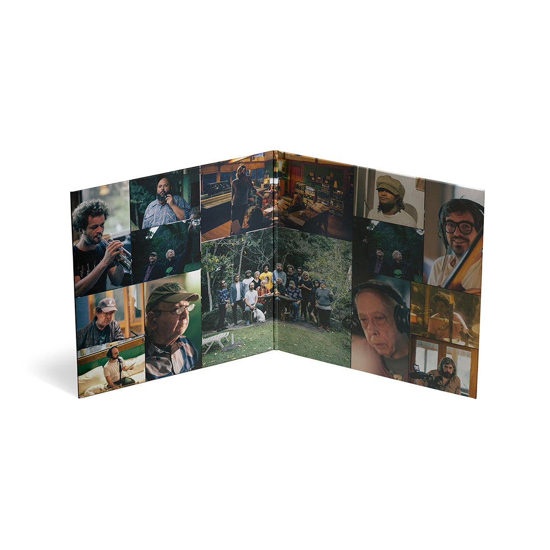 Capa gatefold (dupla) do disco de vinil "Síntese do Lance" de João Donato e Jards Macalé, totalmente aberta, revelando a arte interna estendida ou informações adicionais.