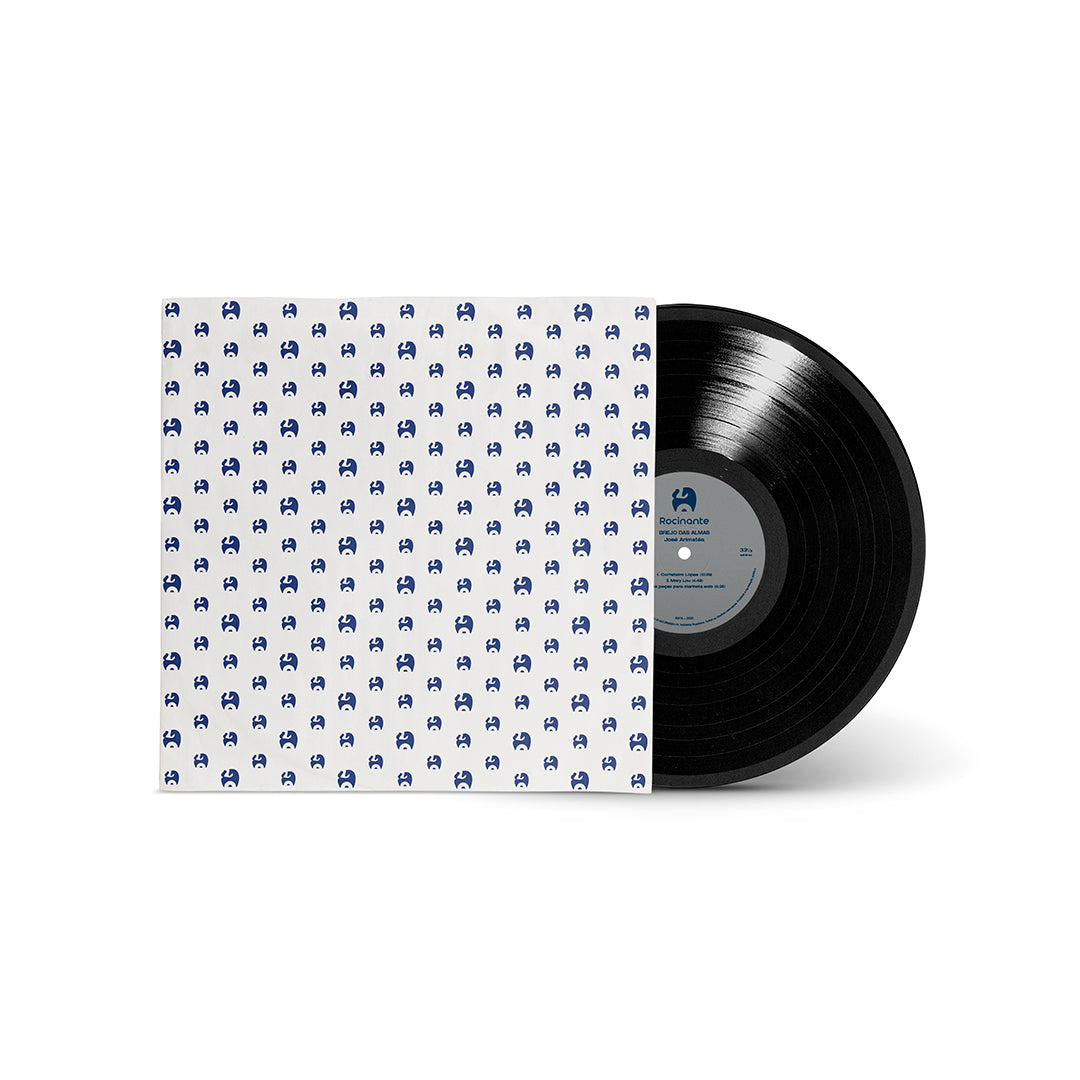 Sleeve do LP Brejo das Almas de José Arimatéa com padrão repetido de logotipos azuis sobre fundo branco acompanhada de disco de vinil preto parcialmente exposto (disco de vinil).