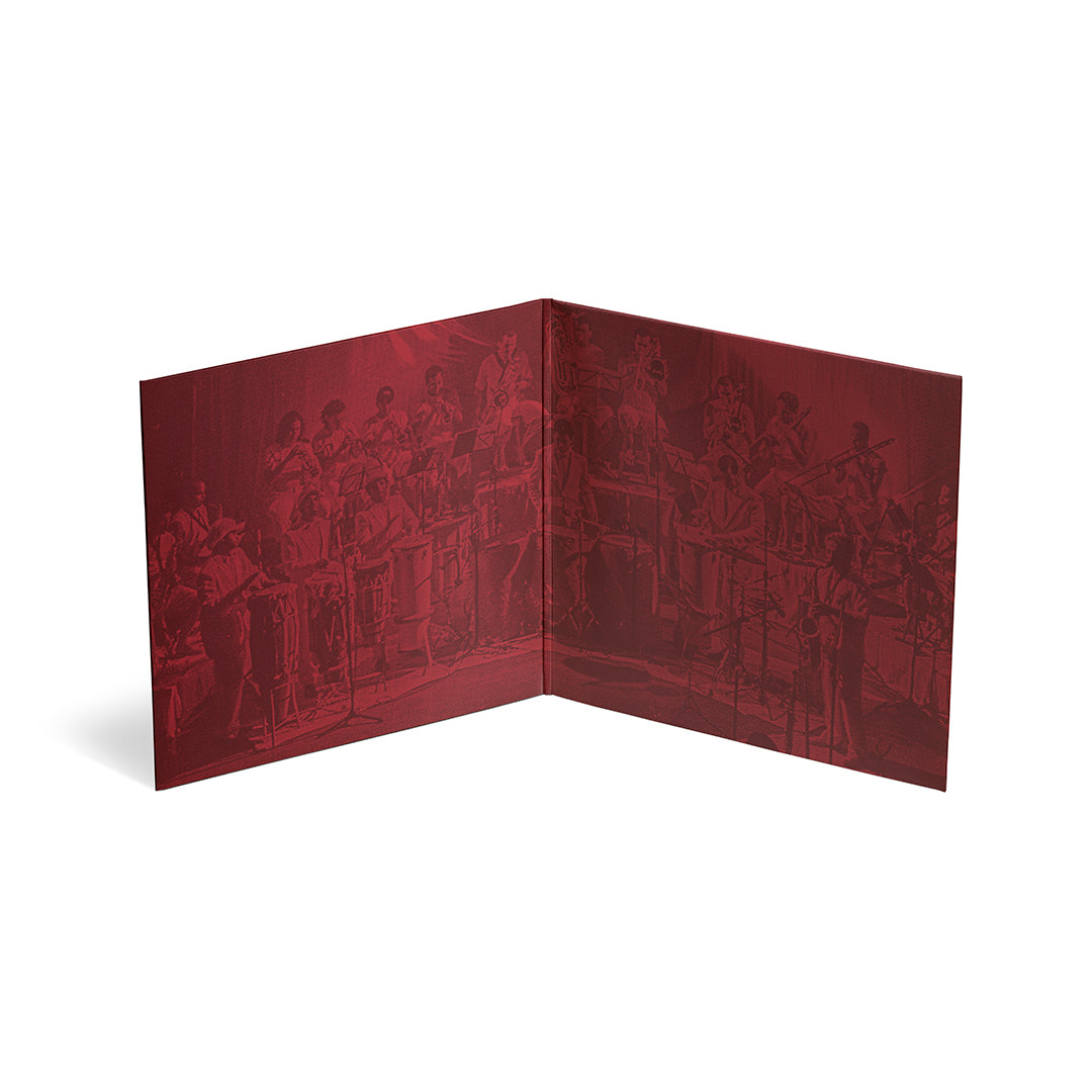 Gatefold interno da edição 2LP de Letieres Leite & Orkestra Rumpilezz com fotografia de uma grande orquestra em apresentação tratada em tons vermelhos (disco de vinil).