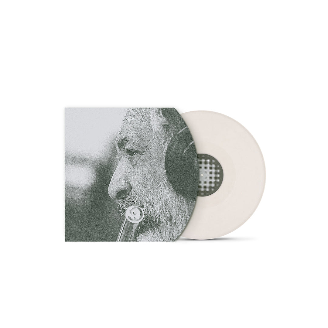 Envelope interno da edição de Moacir de Todos os Santos com retrato em preto e branco de homem usando fones de ouvido e instrumento musical parcialmente visível (disco de vinil).