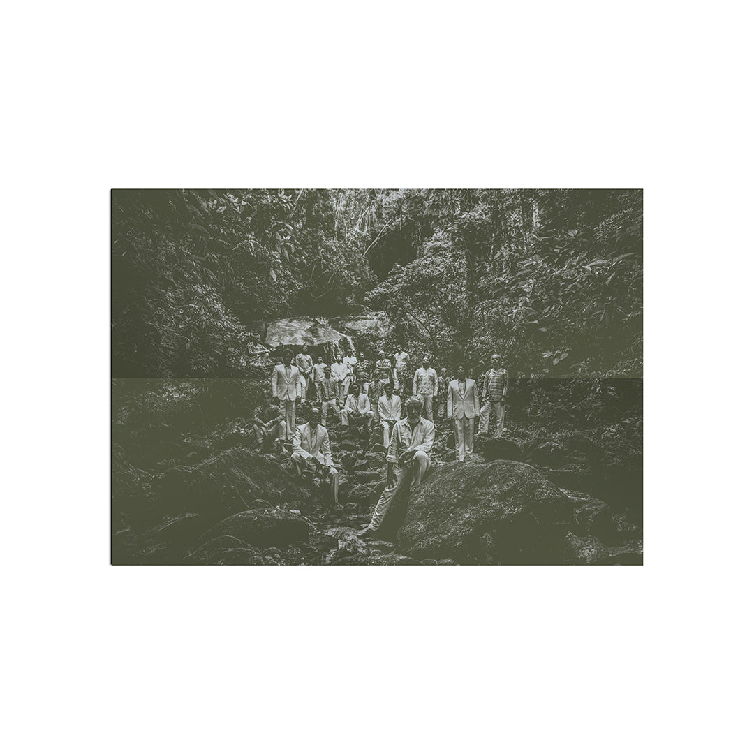 Pôster em preto e branco com grupo de músicos reunidos entre pedras e vegetação em cenário de cachoeira (disco de vinil).