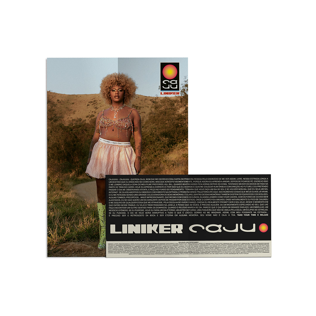 Encarte e cartaz da edição Caju com retrato de Liniker em paisagem de campo e texto gráfico complementar (disco de vinil).