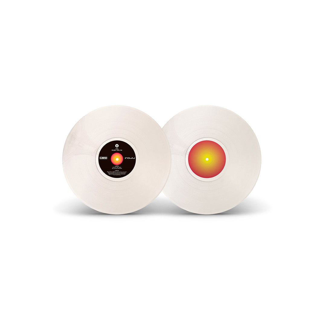 Dois discos de vinil brancos da edição Caju com rótulos centrais em degradê de cores quentes (disco de vinil).