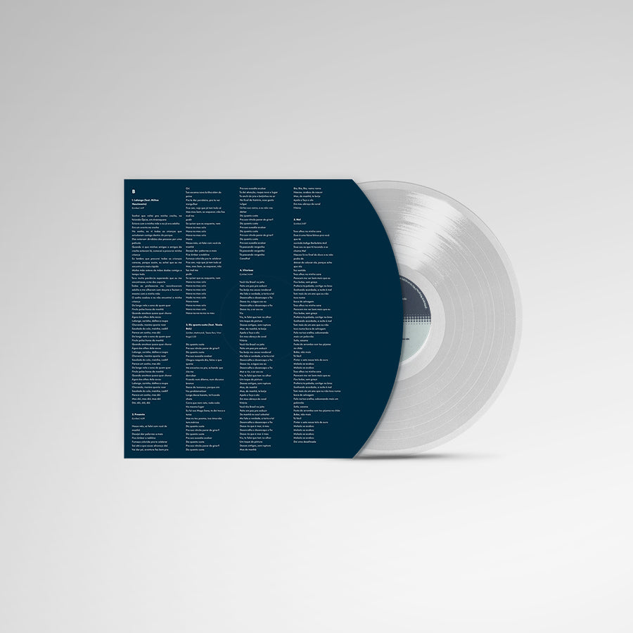 Encarte com letras e créditos impressos em fundo azul escuro acompanhado de disco transparente parcialmente exposto (disco de vinil).