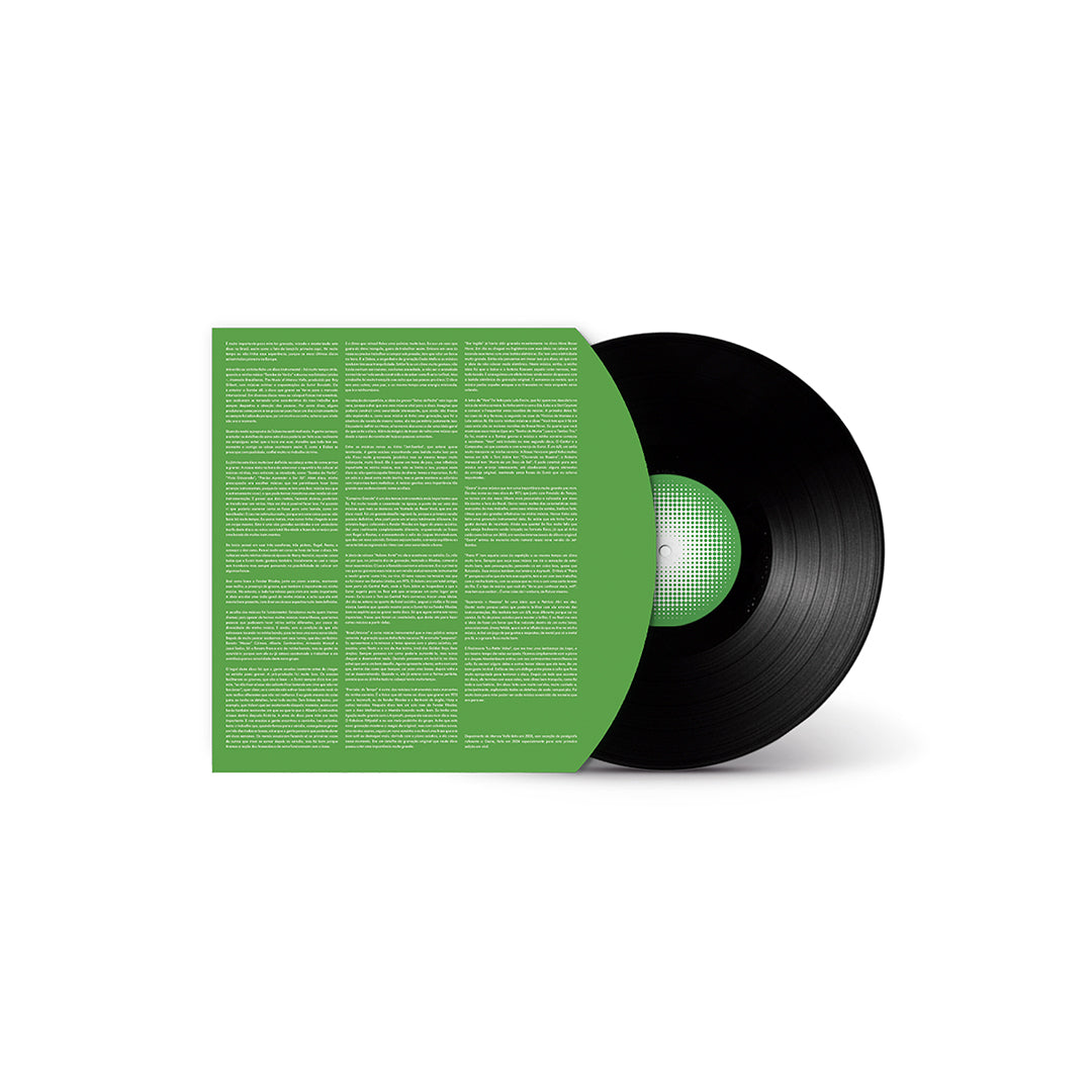 Encarte verde com blocos de texto e créditos impressos acompanhado de disco de vinil preto parcialmente exposto.