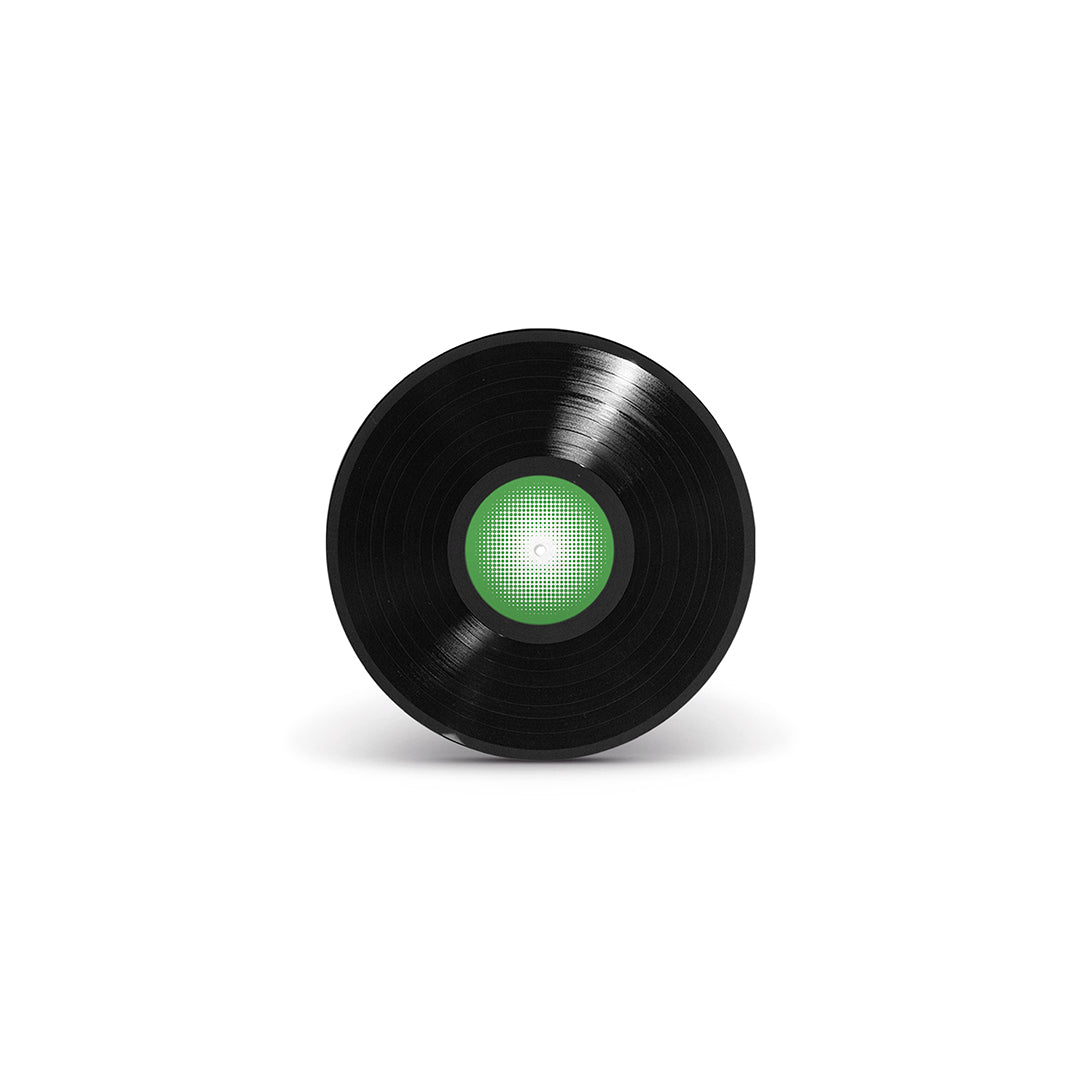 Disco de vinil preto com rótulo central verde e padrão gráfico circular.