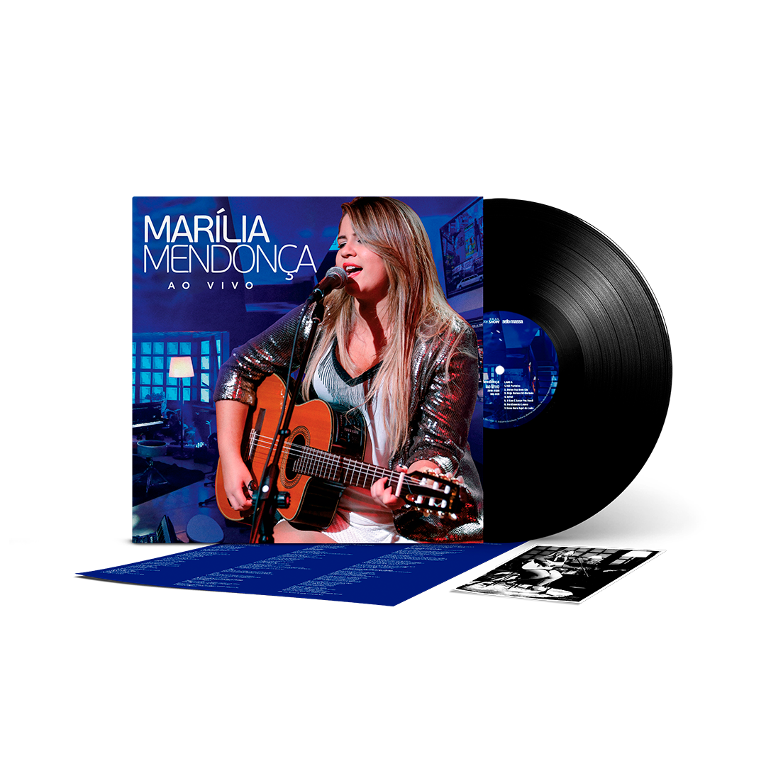 Mockup completo da edição em vinil de Ao Vivo, de Marília Mendonça, exibindo a capa do álbum, disco de vinil preto parcialmente fora da capa, encarte azul com as letras das músicas aberto à frente e cartão fotográfico em preto e branco com a cantora tocando violão durante a apresentação.