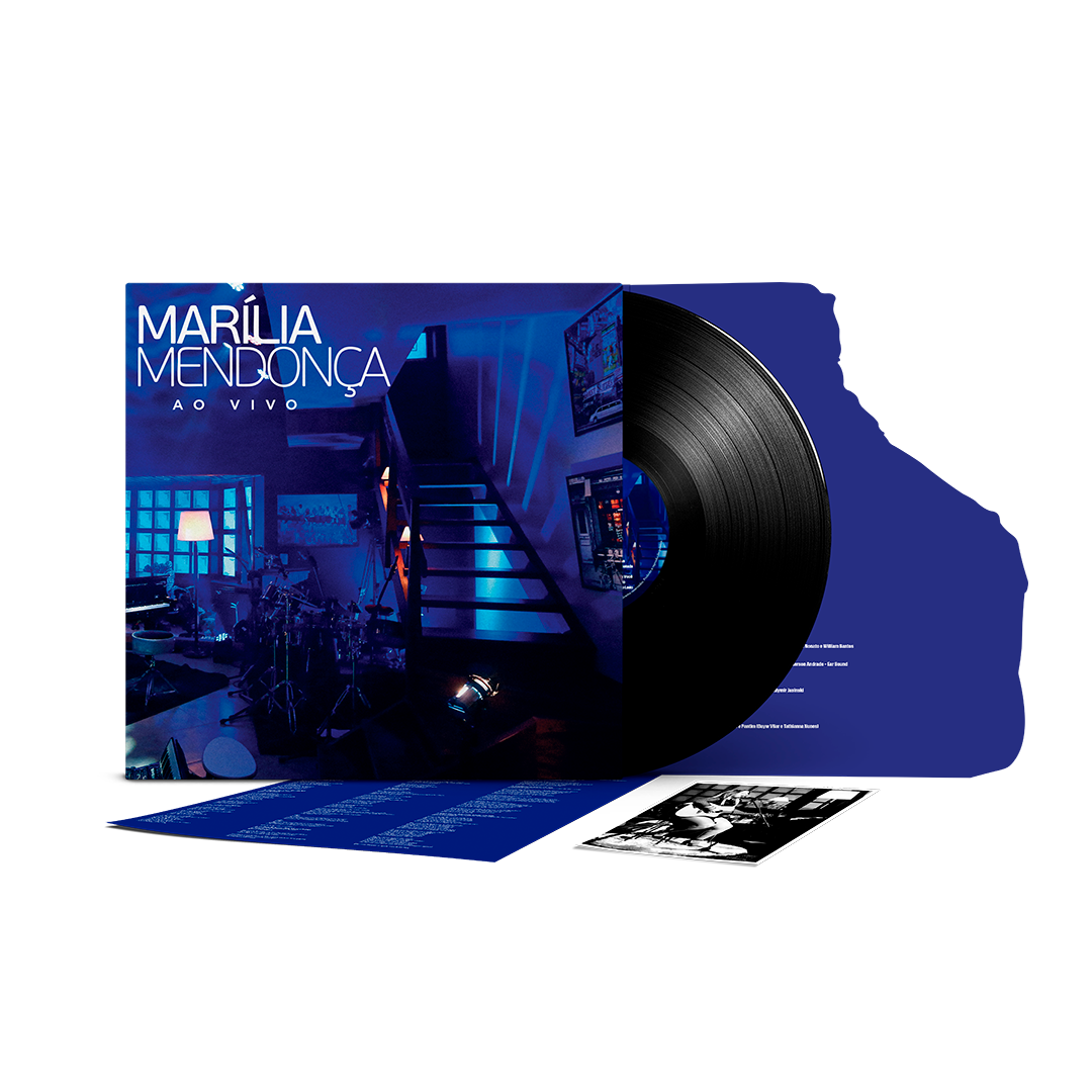 Mockup da edição em vinil de Ao Vivo, de Marília Mendonça, exibindo a capa com a fotografia do estúdio vazio, um disco de vinil preto parcialmente fora da capa, luva externa azul com recorte irregular ao fundo, encarte azul com as letras das músicas disposto à frente e cartão fotográfico em preto e branco mostrando Marília Mendonça durante uma apresentação acústica. Todo o conjunto está disposto sobre fundo branco.