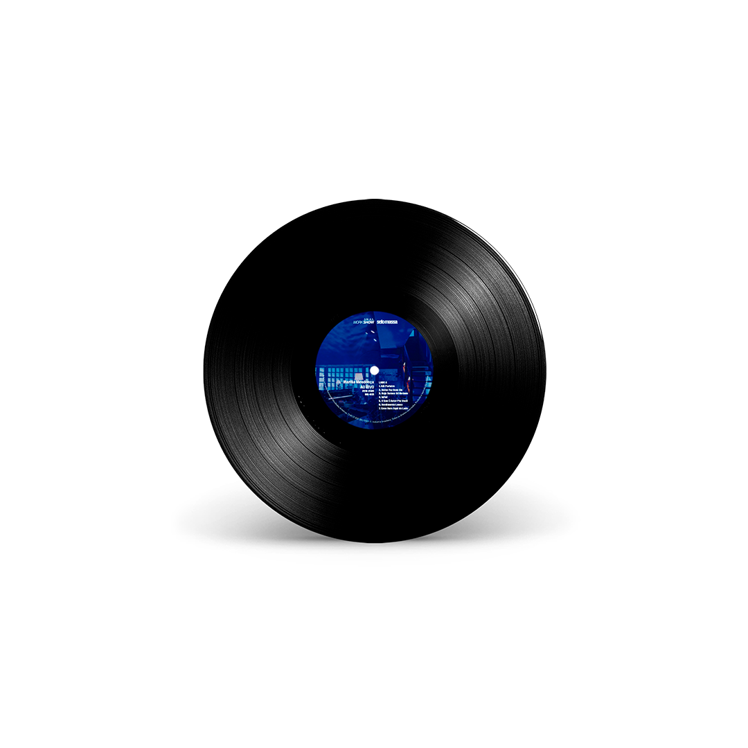 Disco de vinil preto da edição de Ao Vivo, de Marília Mendonça, fotografado sobre fundo branco. O selo central apresenta fotografia do estúdio em tons de azul, com a listagem das faixas impressa em branco e identificação do lado do disco.