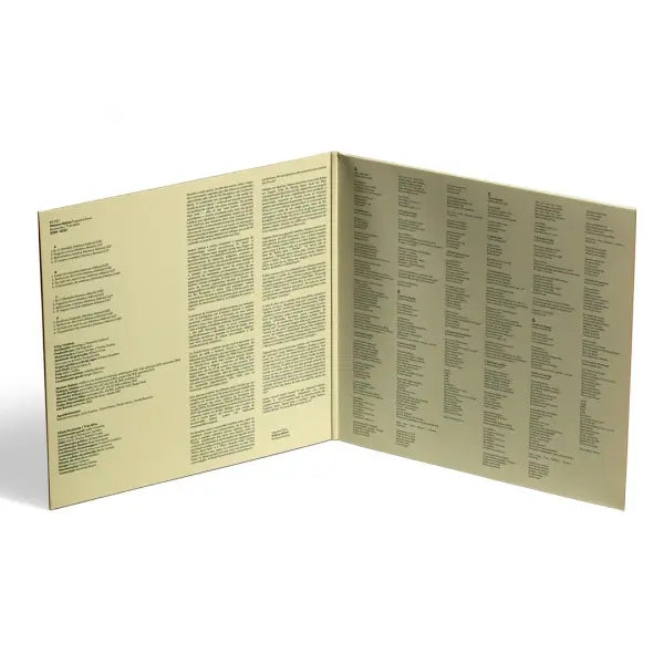 Gatefold aberto do álbum com textos, créditos e letras distribuídos em painéis internos de fundo bege.