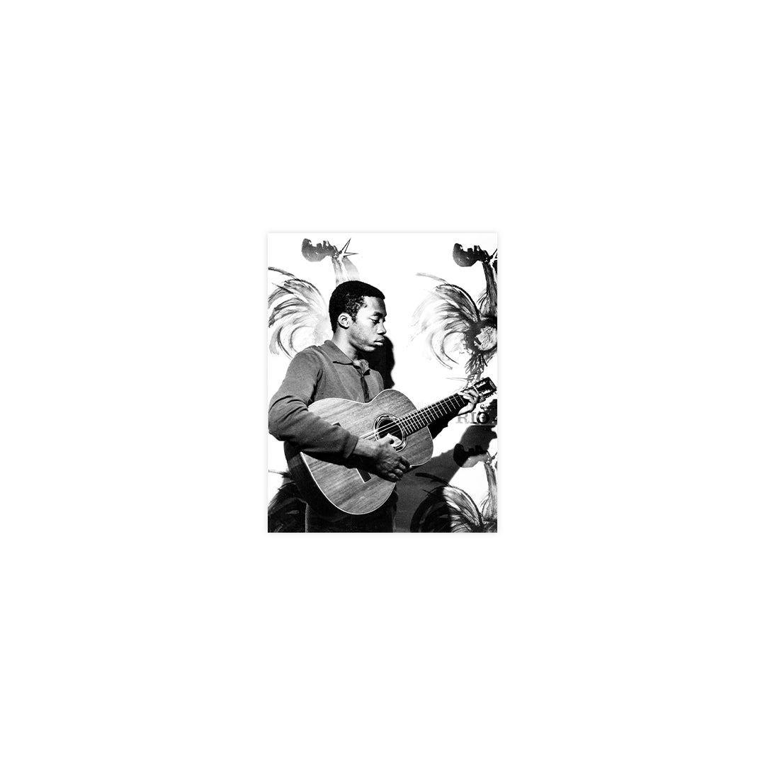Material gráfico com fotografia em preto e branco mostrando a silhueta de Milton Nascimento em apresentação com violão.