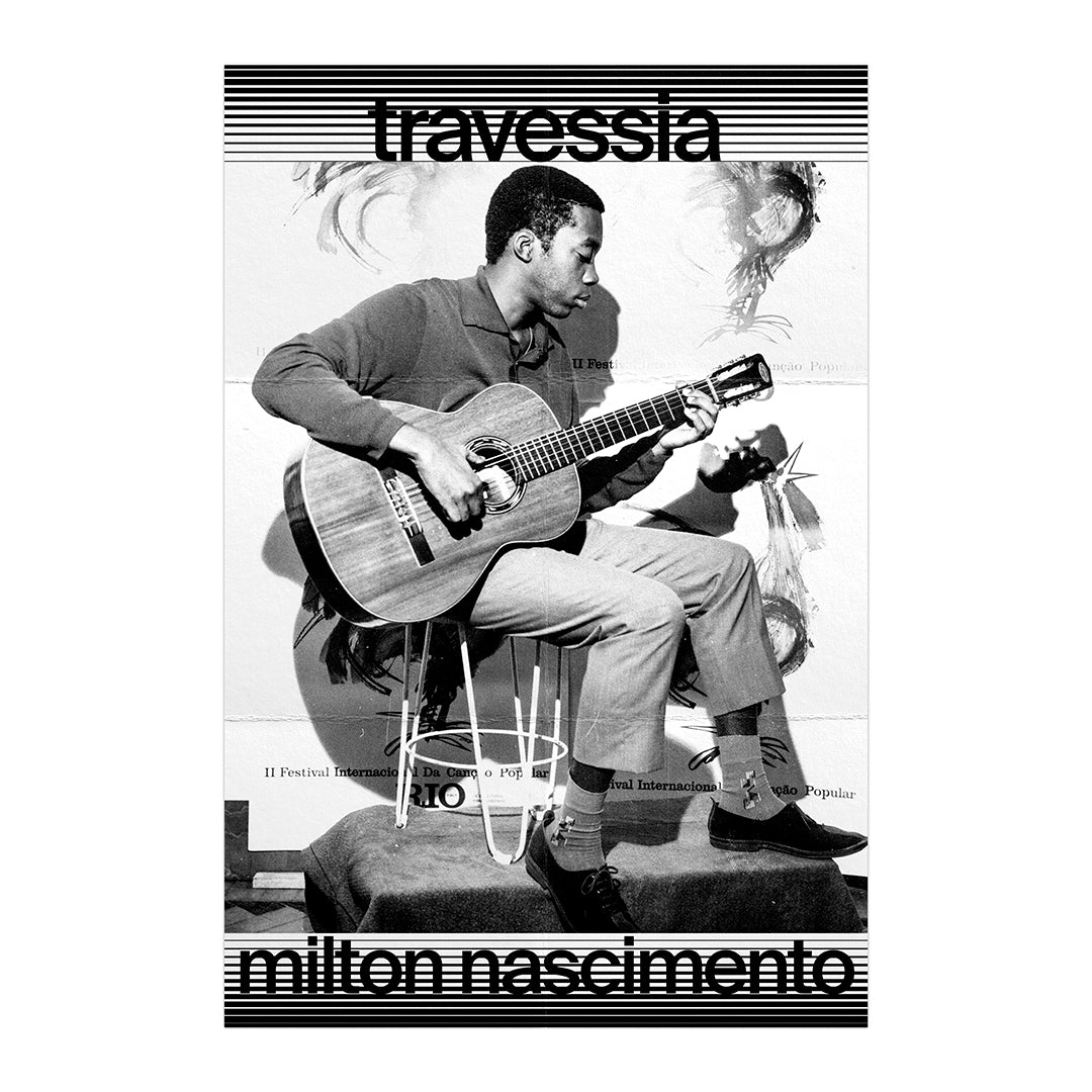 Encarte aberto com fotografias em preto e branco, letras, textos e informações editoriais do álbum.
