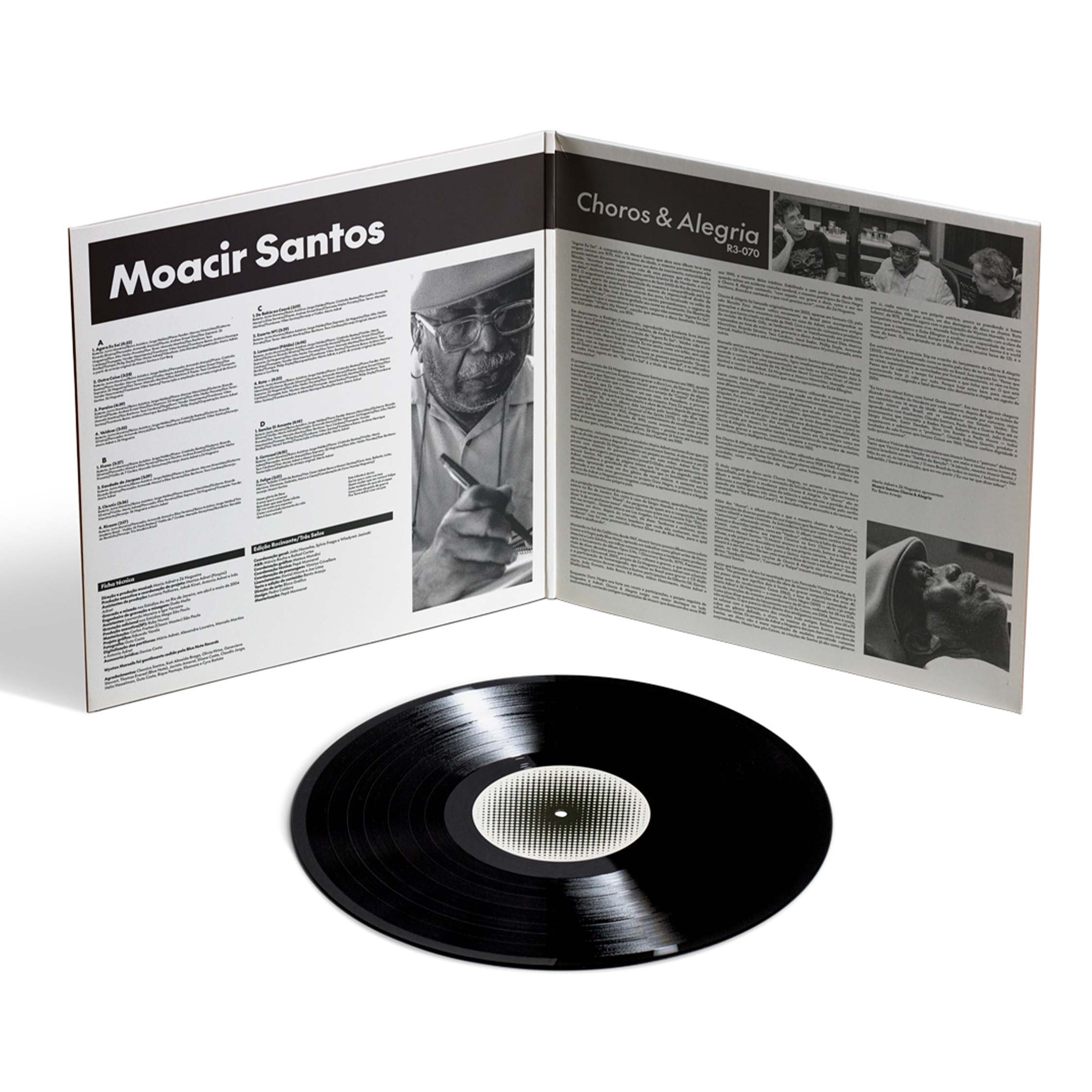 Encarte gatefold aberto com textos editoriais e fotografias em preto e branco distribuídas pelas páginas internas.