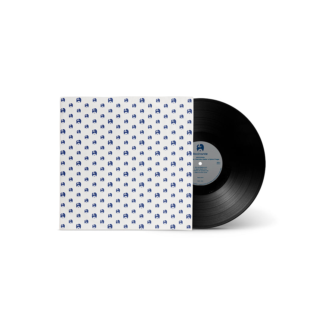Disco de vinil Mocofaia parcialmente inserido no envelope interno, com o logo da gravadora rocinante