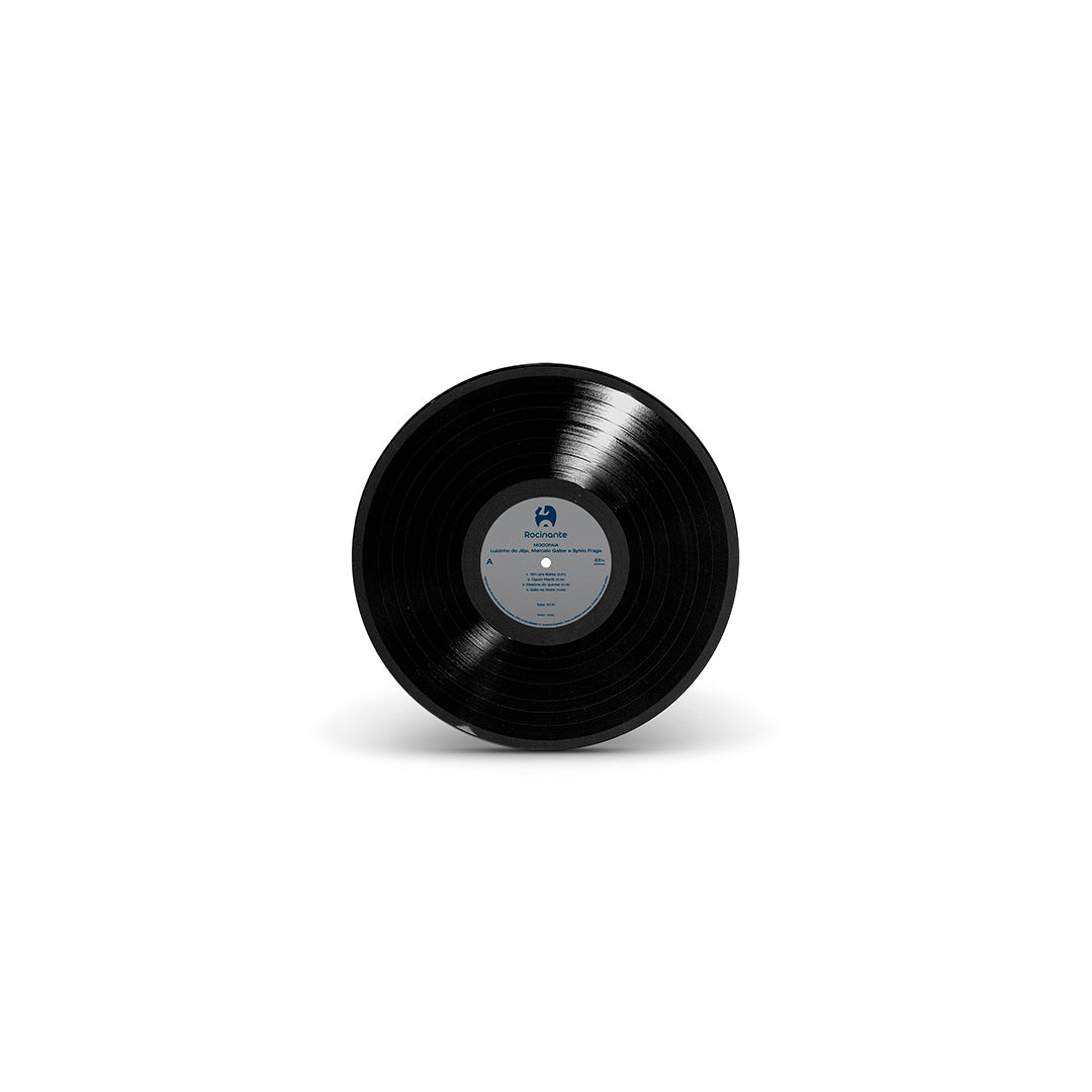 Disco de vinil preto do LP Mocofaia, com sulcos e rótulo central nítidos sobre fundo neutro