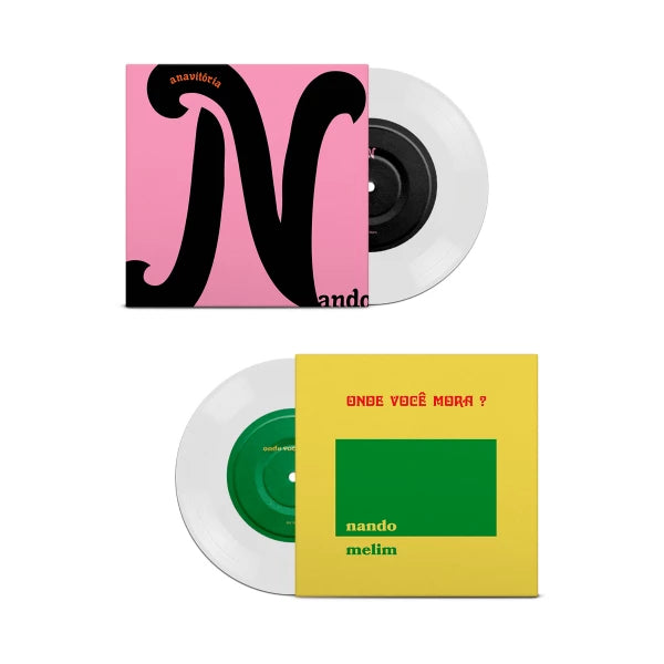 Disco 1 do box “Nando Reis Feats” em vinil 7 polegadas, com os singles “N” de Nando Reis e Ana Vitória e “Onde Você Mora?” de Nando Reis e Melim, capas coloridas e discos transparentes parcialmente expostos (disco de vinil).