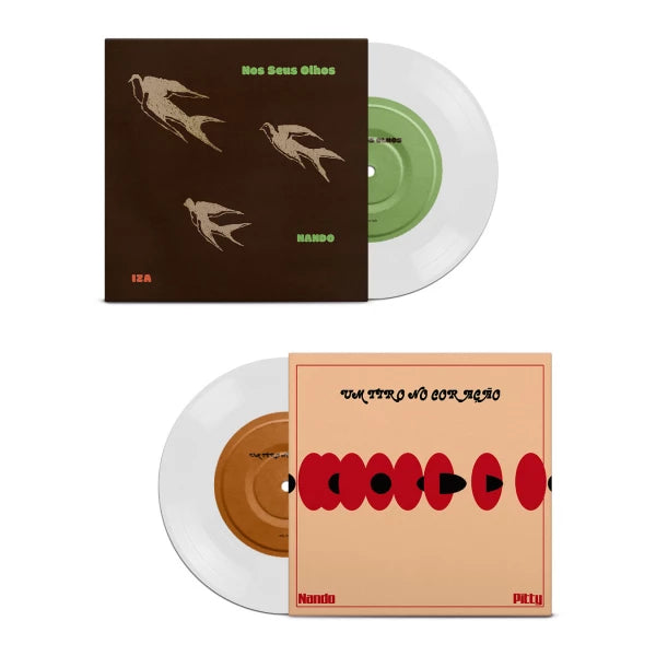 Disco 2 do box “Nando Reis Feats” em vinil 7 polegadas, com os singles “Um Tiro no Coração” de Nando Reis e Pitty e “Nos Seus Olhos” de Nando Reis e Iza, capas coloridas e discos transparentes parcialmente expostos (disco de vinil).