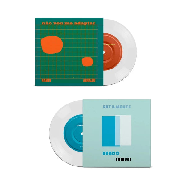 Disco 4 do box “Nando Reis Feats” em vinil 7 polegadas, com os singles “Não Vou Me Adaptar” de Nando Reis e Arnaldo Antunes e “Sutilmente” de Nando Reis e Samuel Rosa, capas coloridas e discos transparentes parcialmente expostos (disco de vinil).