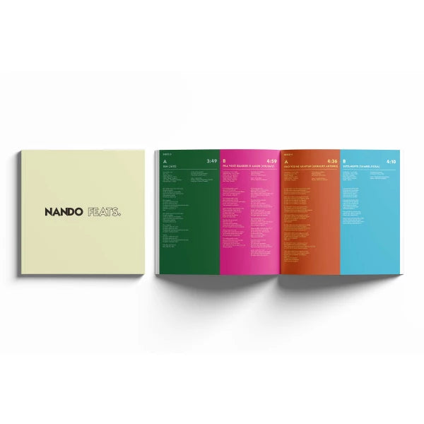 Livreto aberto do box Nando Reis Feats com letras das músicas e projeto gráfico colorido distribuído em múltiplas páginas (disco de vinil)
