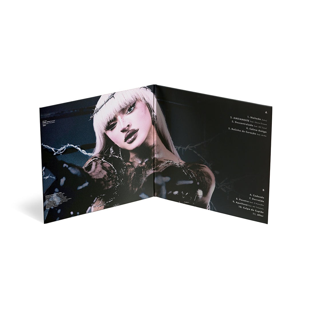 Gatefold aberto do álbum Noitada com retrato em close, fundo escuro e lista de faixas distribuída nas laterais.