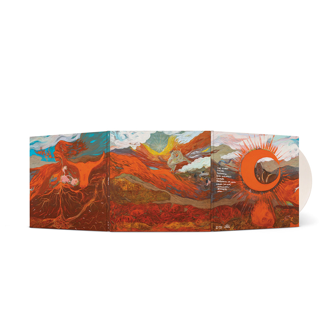 Capa gatefold aberta da edição em vinil de Celestial, da Papangu, revelando uma pintura contínua distribuída pelos três painéis. A arte apresenta montanhas, nuvens, fluxos incandescentes, figuras humanas e criaturas em uma paisagem fantástica marcada por tons intensos de laranja, vermelho, amarelo, branco e cinza. No painel direito aparece um grande círculo laranja com raios ao redor e uma abertura central que enquadra parte da paisagem.
