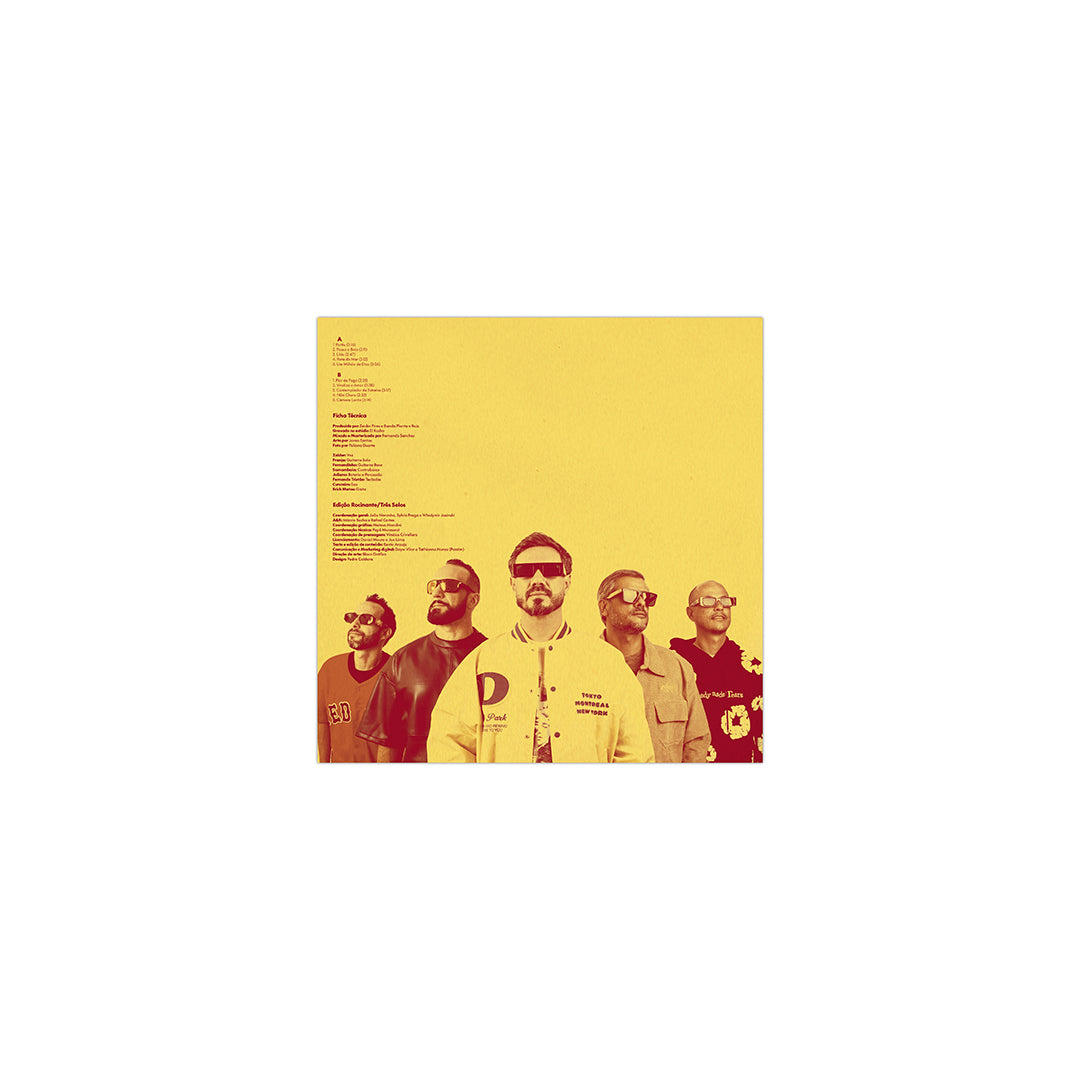 Encarte do álbum Flor de Fogo com ficha técnica e fotografia dos integrantes da banda em tom amarelo e vermelho.