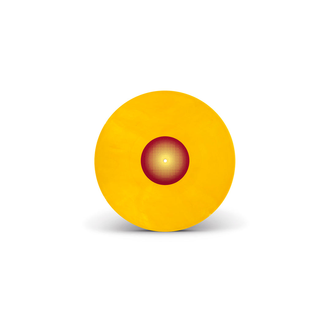Disco de vinil amarelo com rótulo central vermelho e amarelo em padrão pontilhado.