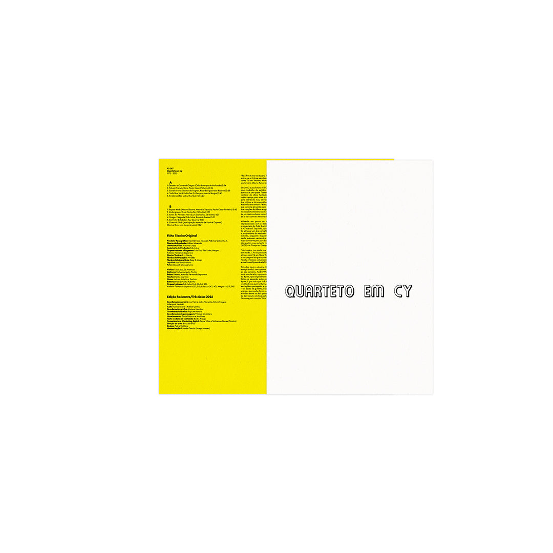 Livreto interno do álbum Quarteto em Cy com capa branca, título centralizado e página com textos e ficha técnica sobre fundo amarelo.