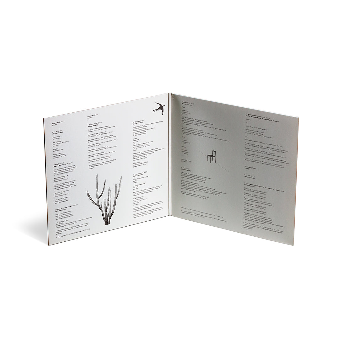 Encarte gatefold aberto da edição em vinil de Microarquiteturas com fundo branco, letras das músicas distribuídas em colunas, pequenas ilustrações em preto e branco de um pássaro, um cacto e uma cadeira, além de um projeto gráfico minimalista com amplo espaço em branco e elementos gráficos delicados.