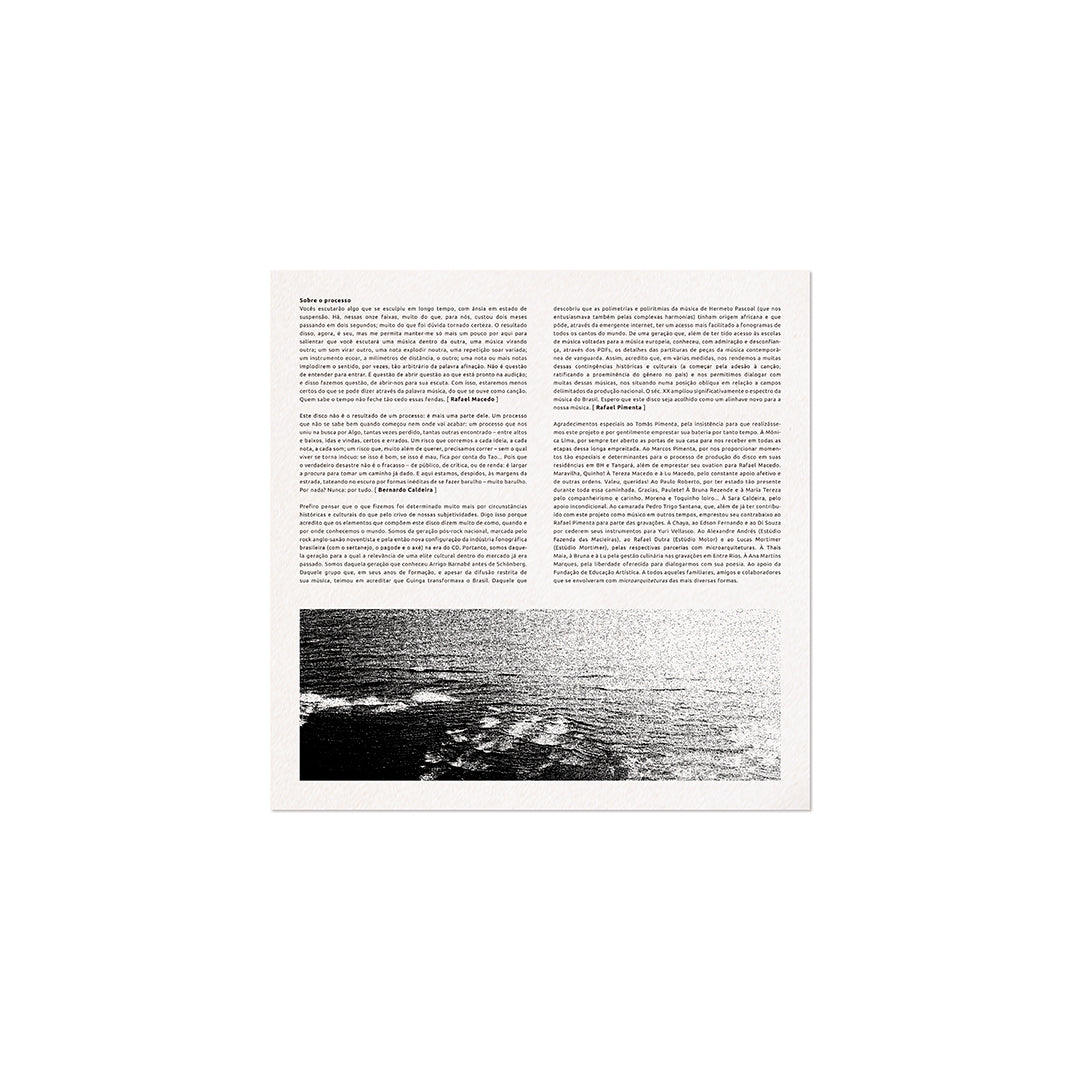 Página do livreto da edição em vinil de Microarquiteturas contendo dois textos sobre o álbum organizados em colunas e uma fotografia em preto e branco na parte inferior retratando o mar, com ondas suaves e horizonte iluminado, integrada ao projeto gráfico minimalista.