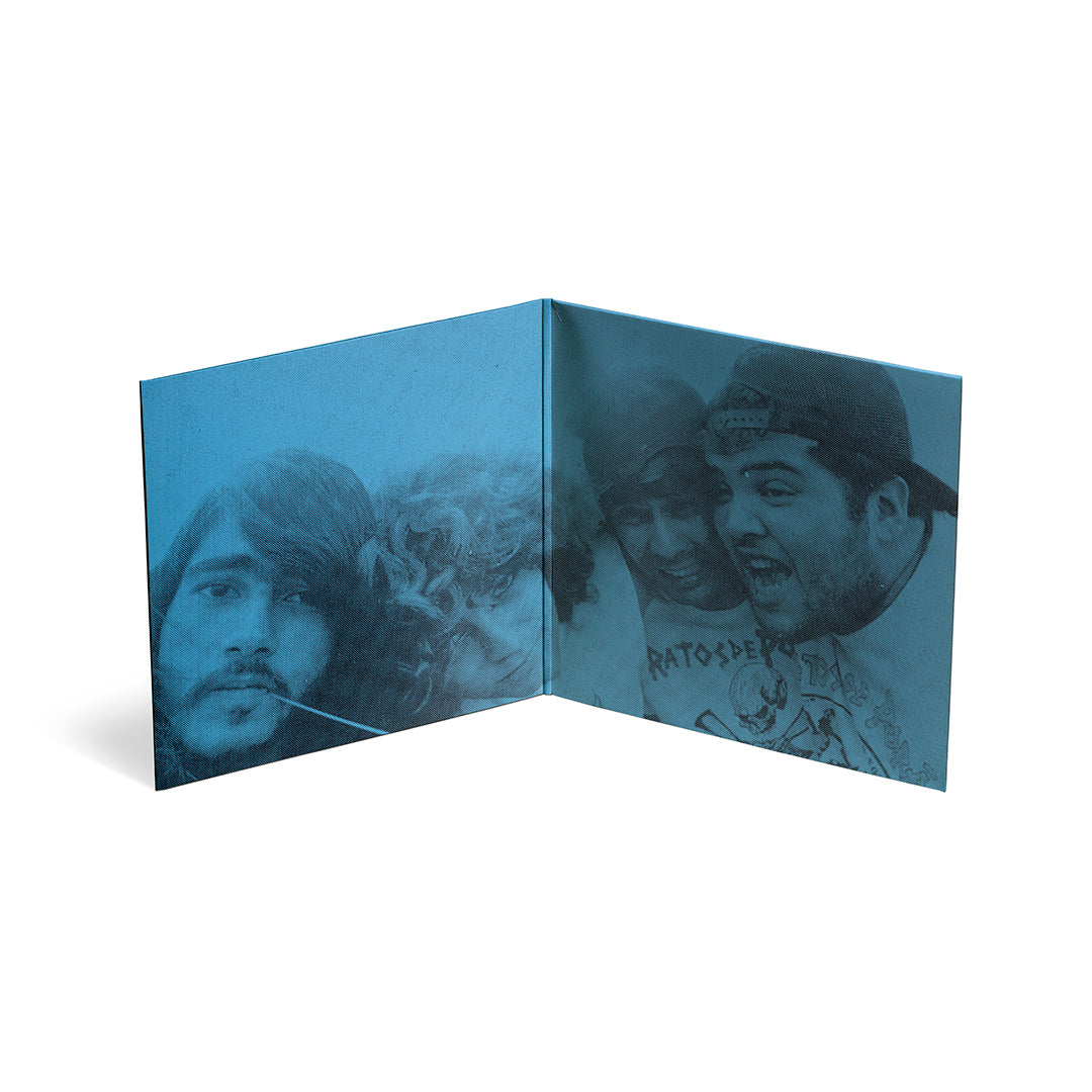 Gatefold aberto do álbum Anarkophobia com fotografias dos integrantes em composição monocromática azul.