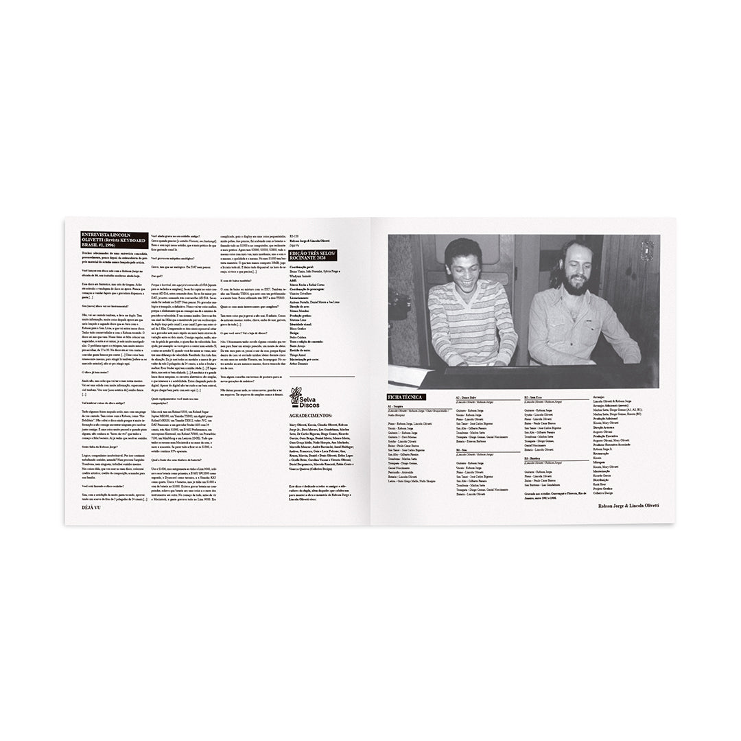 Encarte aberto da edição em vinil de Déjà Vu, de Robson Jorge & Lincoln Olivetti, reunindo entrevista, agradecimentos, ficha técnica e créditos de gravação distribuídos em colunas de texto. A página da direita traz uma fotografia em preto e branco dos dois músicos sentados lado a lado durante uma sessão de estúdio, acompanhada da ficha técnica completa do álbum.