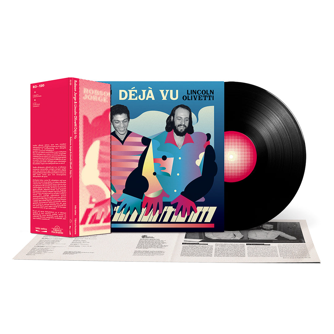 Mockup completo da edição em vinil de Déjà Vu, de Robson Jorge & Lincoln Olivetti, exibindo a capa ilustrada do álbum, disco de vinil preto parcialmente fora da capa, luva externa na cor rosa com informações da edição e lombada personalizada, além de um encarte aberto disposto à frente. O encarte reúne entrevista, ficha técnica, créditos e fotografias em preto e branco dos músicos. Todo o conjunto está fotografado sobre fundo branco.