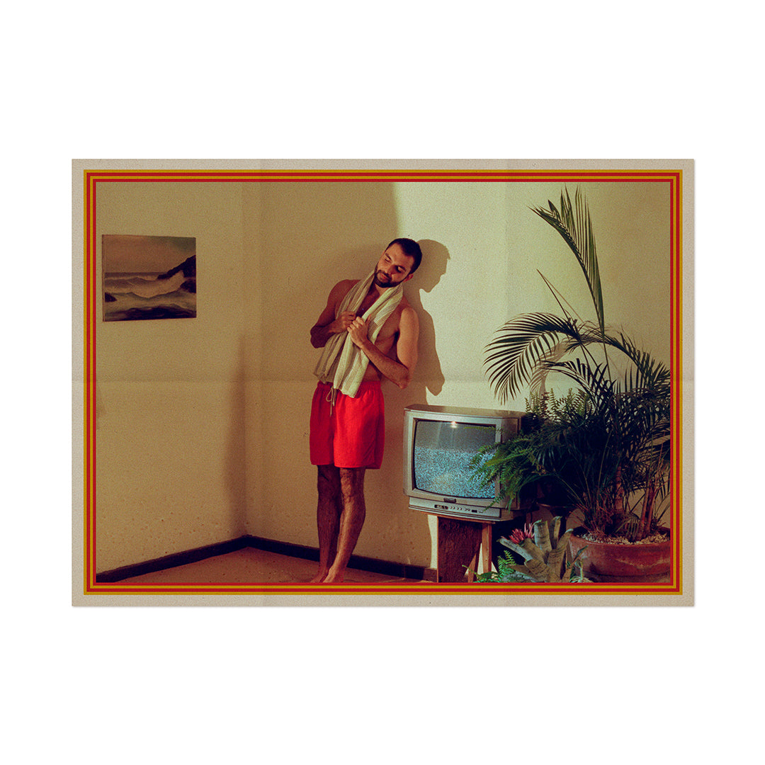 Pôster com letras do álbum “Rolidei” do artista Silva em formato disco de vinil, mostrando o cantor em ambiente interno ao lado de televisão antiga e plantas decorativas, com moldura gráfica vermelha e amarela (disco de vinil).