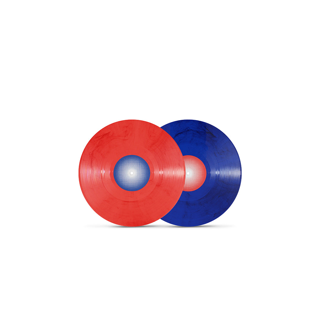 Dois discos de vinil da edição de O Samba Poconé, do Skank, em acabamento translúcido com efeito marmorizado, um vermelho e outro azul, sobre fundo branco.