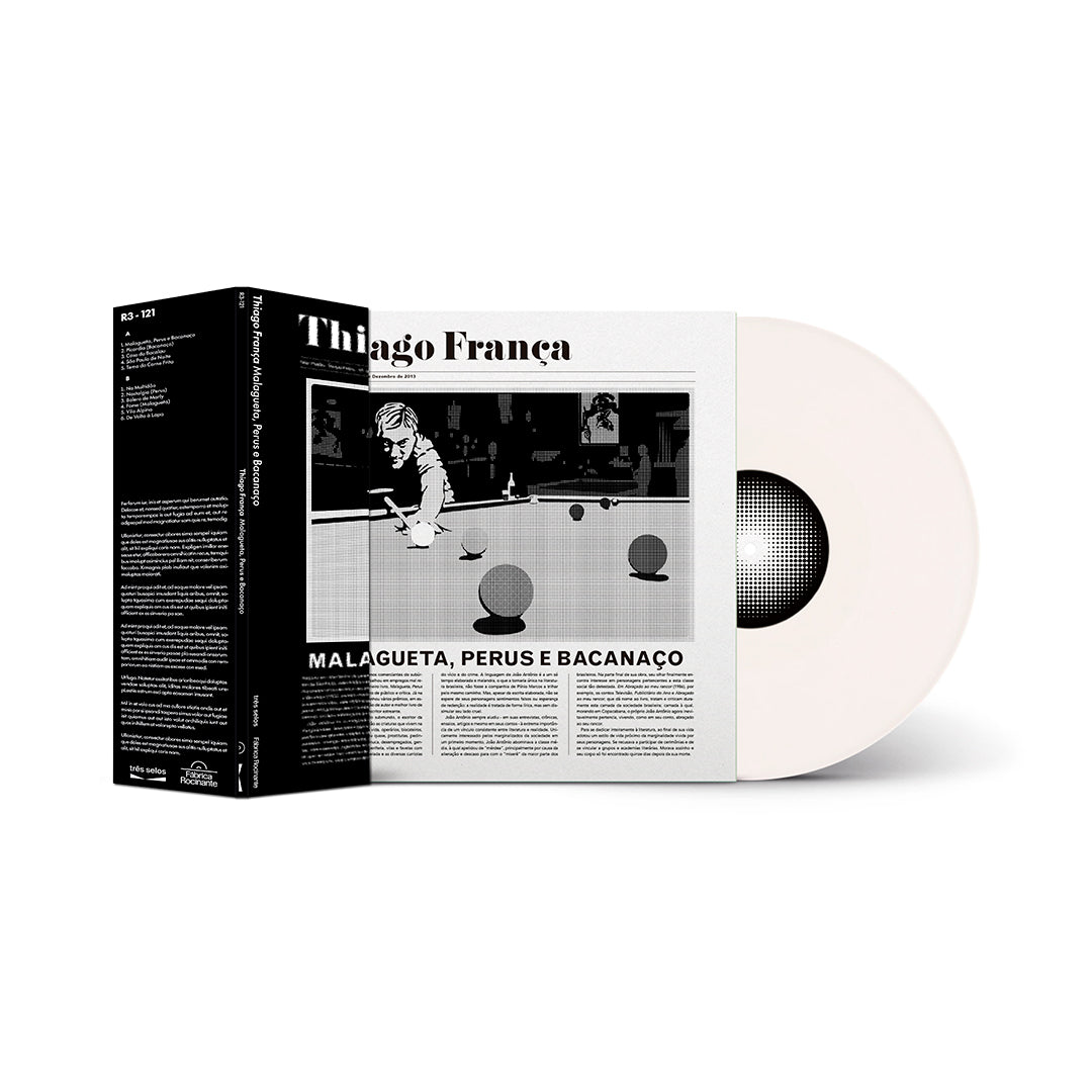 Mockup da edição em vinil de Malagueta, Perus e Bacanaço, de Thiago França, com capa em preto e branco, luva externa personalizada e disco de vinil em tom branco translúcido. A apresentação destaca a arte inspirada em jornal e sinuca sobre fundo branco.