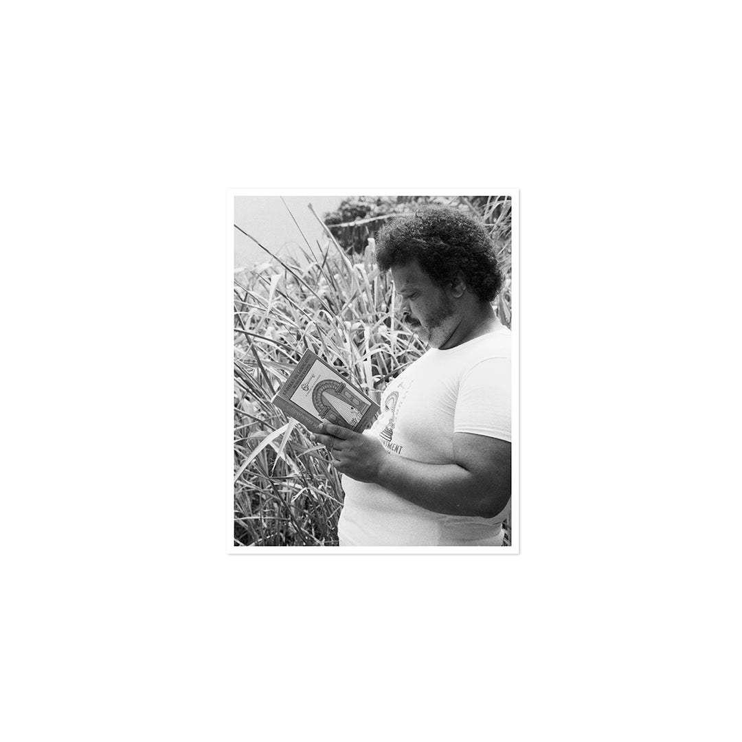 Foto de Tim Maia lendo o livro Racional, parte do álbum Racional Vol. 01 (disco de vinil).