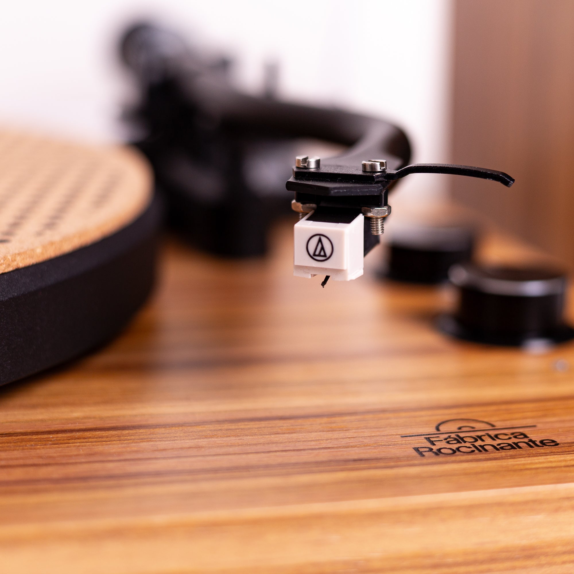 etalhes da agulha Audio-Technica do toca-discos de vinil Três Selos Rocinante.