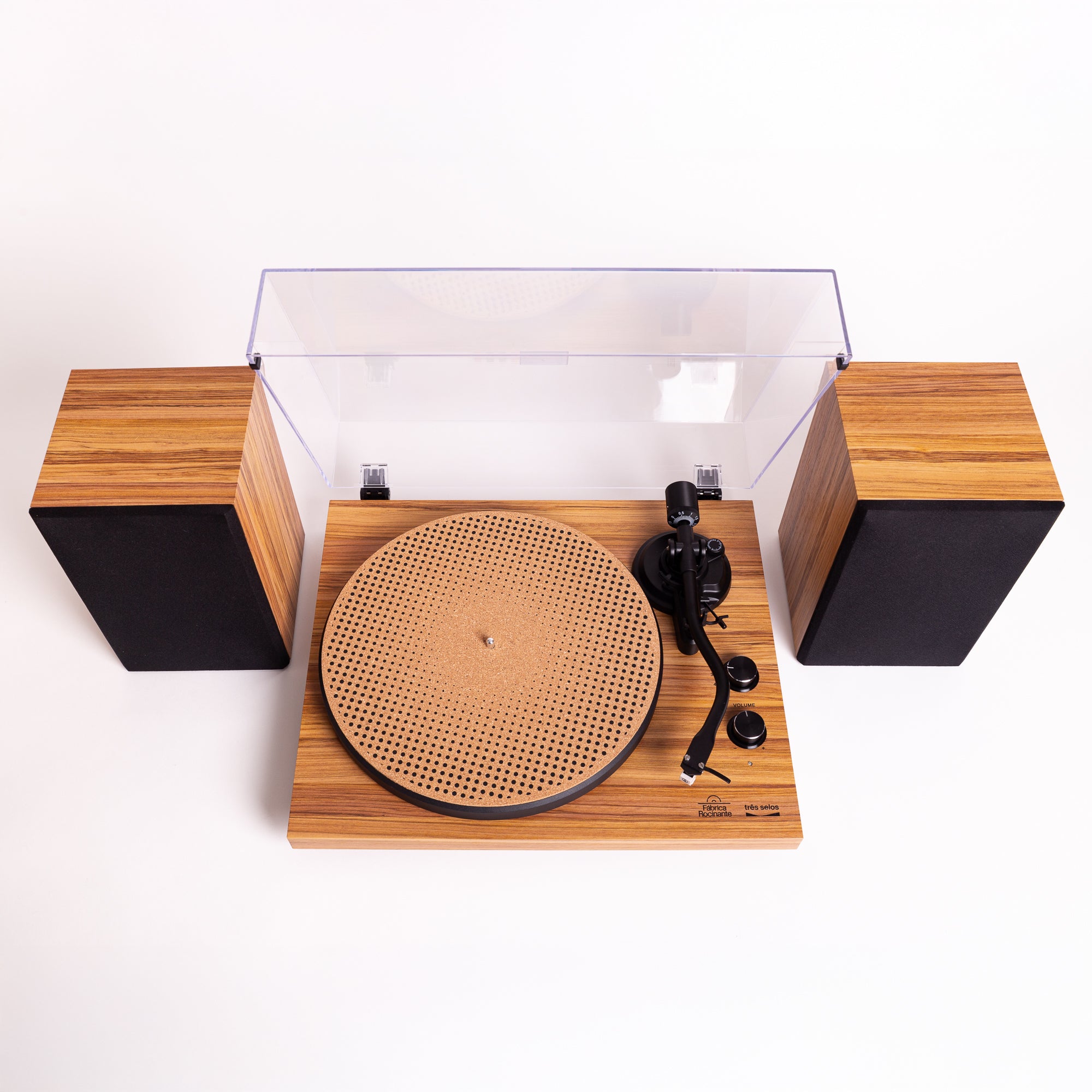 Kit toca-discos de vinil Três Selos Rocinante completo com caixas de som e tampa de acrílico aberta, visto de cima.