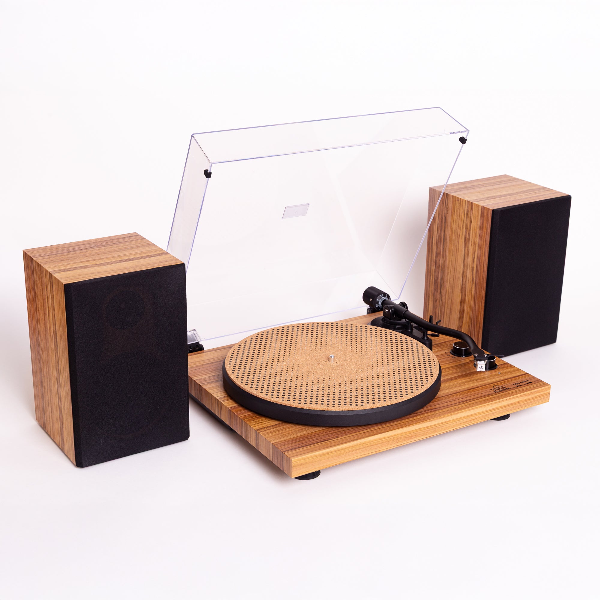 Kit toca-discos de vinil Três Selos Rocinante completo com caixas de som e tampa de acrílico aberta.