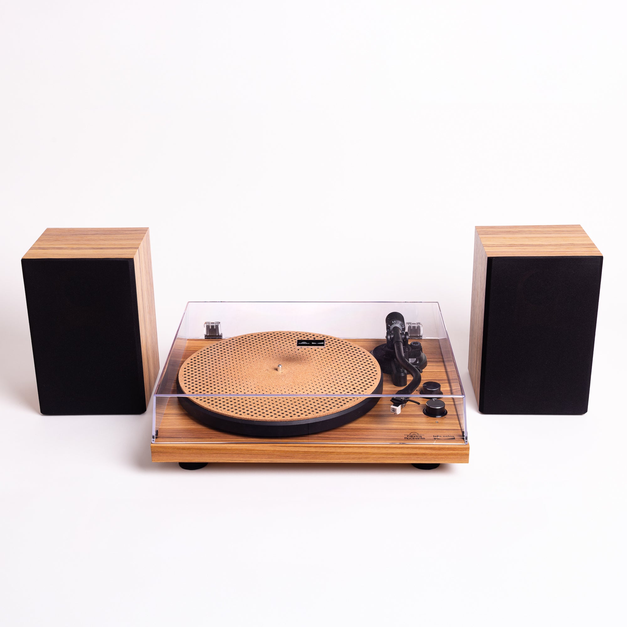 Kit toca-discos de vinil Três Selos Rocinante completo com caixas de som e tampa de acrílico fechada.