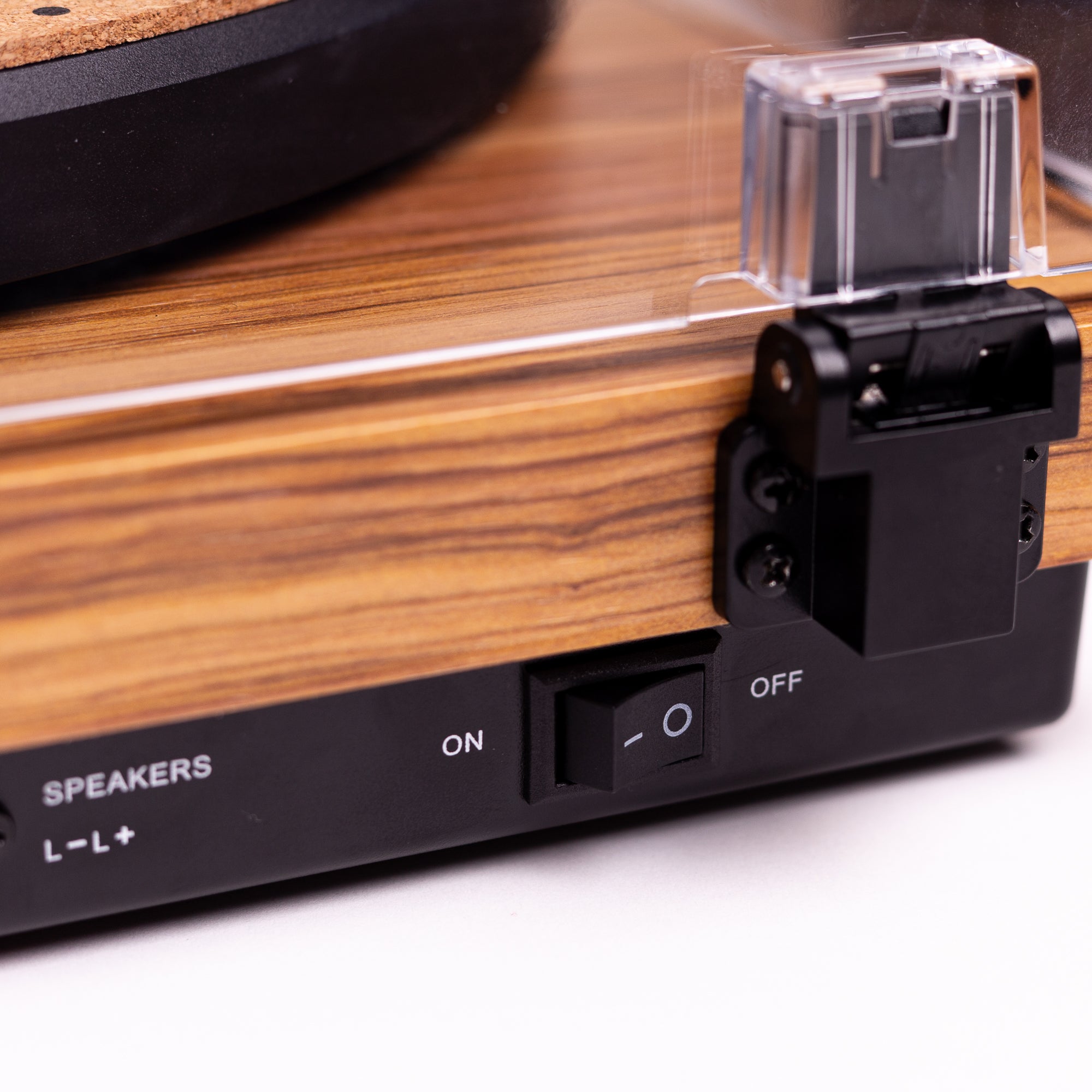 Parte traseira do toca-discos de vinil Três Selos Rocinante com o botão de ligar/desligar aparente.