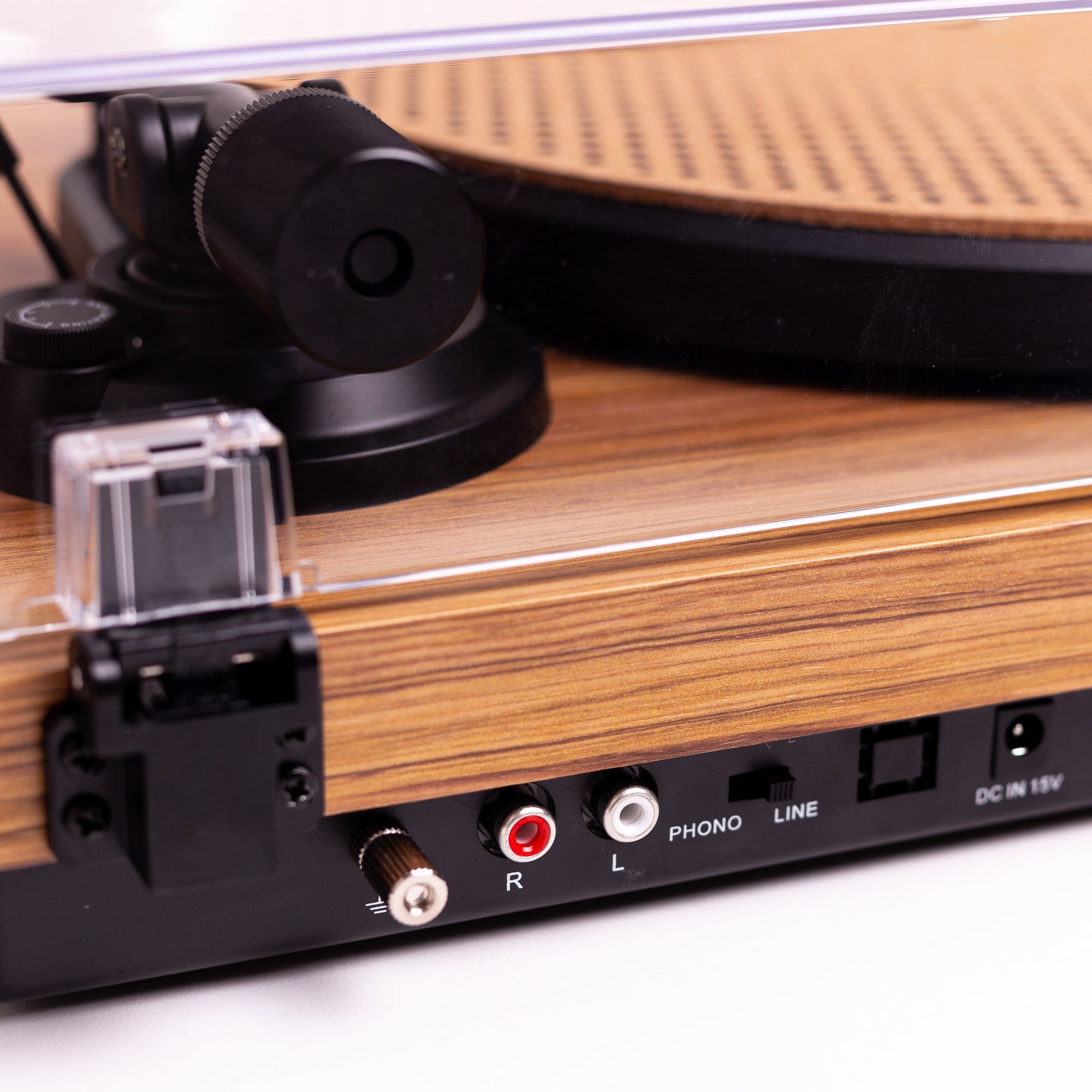 Parte traseira do toca-discos de vinil Três Selos Rocinante, mostrando as entradas de som R e L.