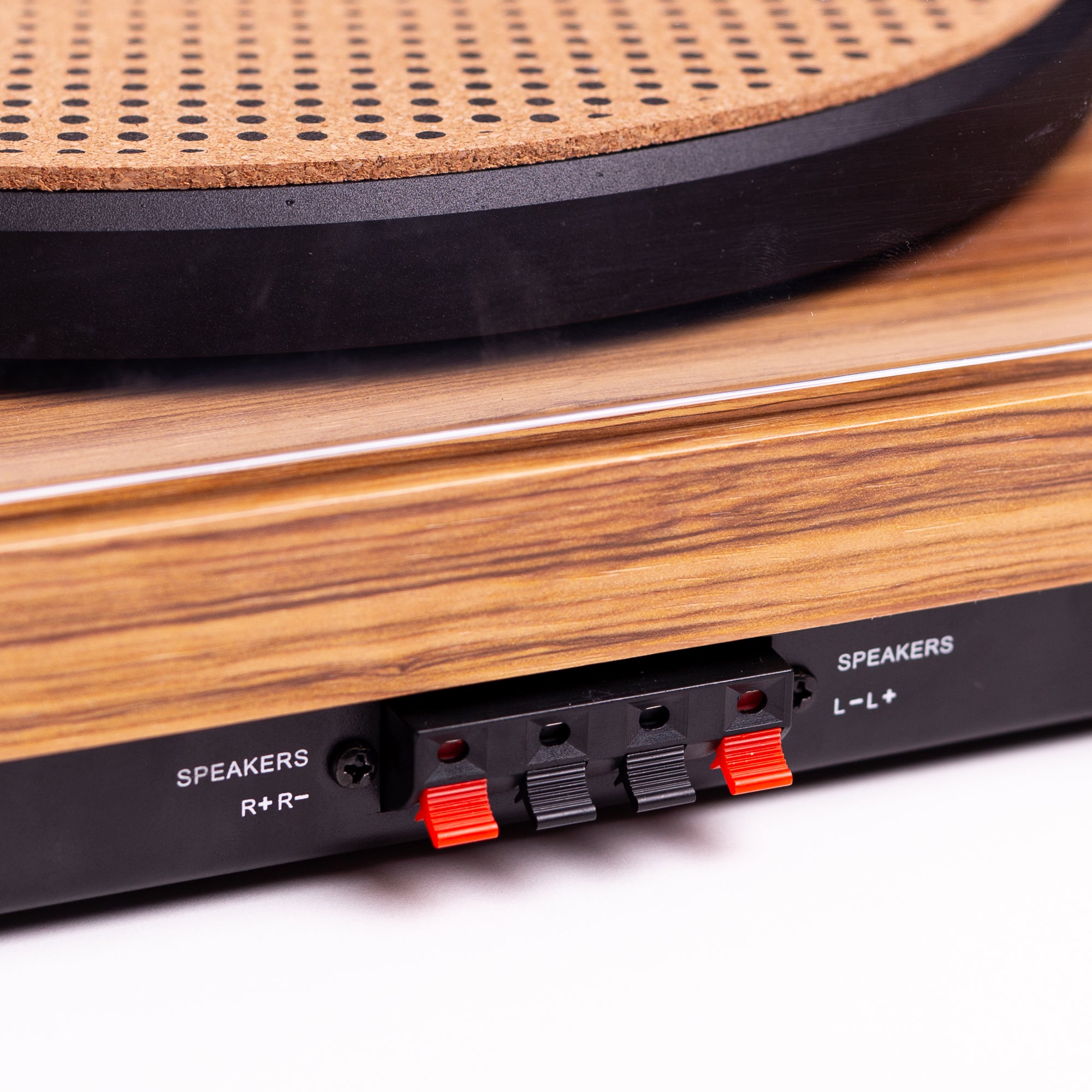 Parte traseira do toca-discos de vinil Três Selos Rocinante, mostrando as entradas speakers R+R- e L+L-.