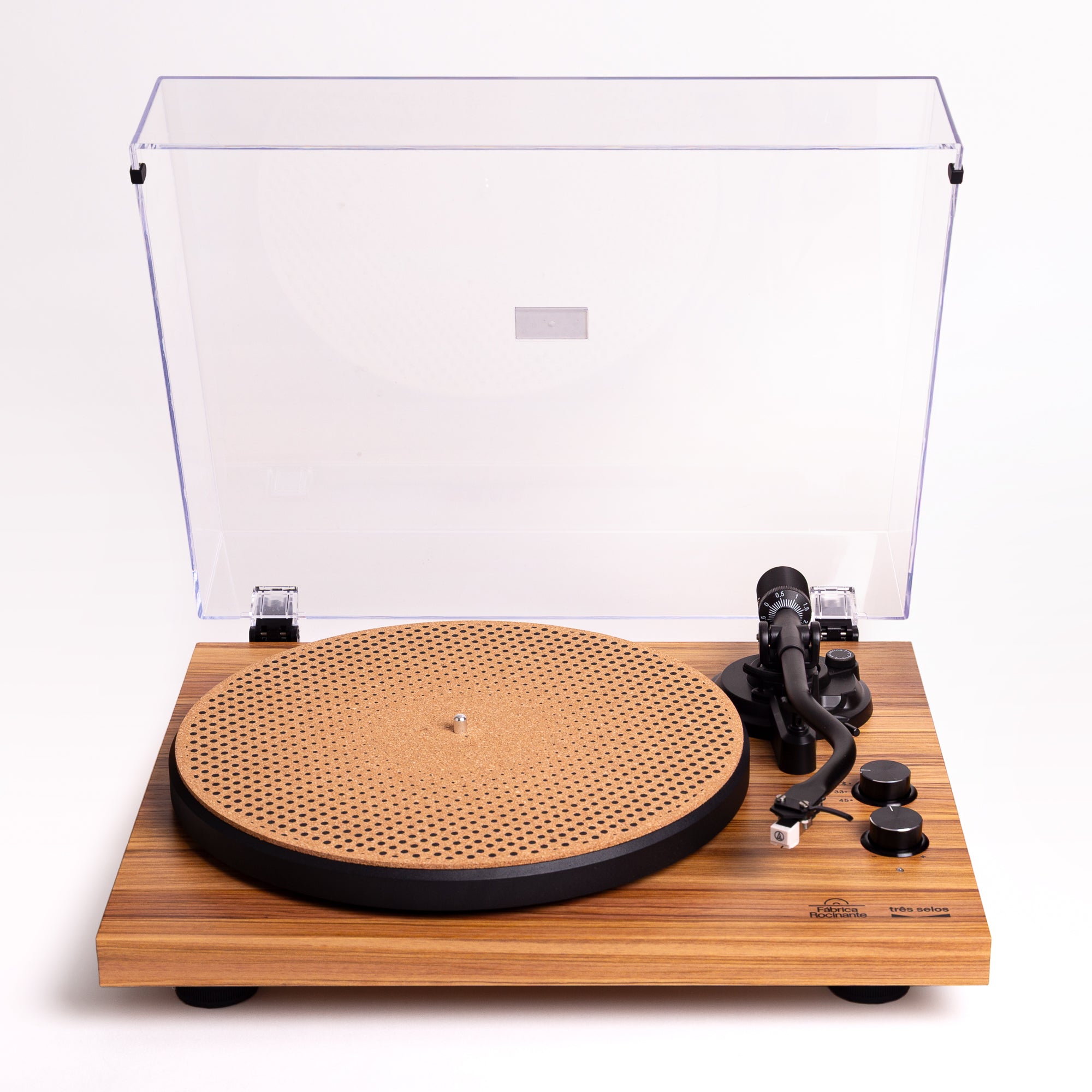 Toca-discos de vinil Três Selos Rocinante com tampa de acrílico aberta.